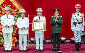 Lực lượng cảnh sát giao thông đón nhận Huân chương Quân công hạng nhất