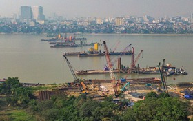 Công trường thi công cây cầu biểu tượng gần 16.000 tỉ ở trung tâm Hà Nội