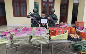 Bơi qua sông Hồng sang Trung Quốc vác 5 bao pháo lậu về Việt Nam