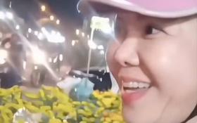 Chiều cuối năm, Việt Hương livestream phụ bà con bán bông Tết