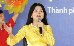 Thoại Miêu, Thanh Ngân xúc động hát trong chương trình Tiến theo cờ Đảng - Vào kỷ nguyên mới