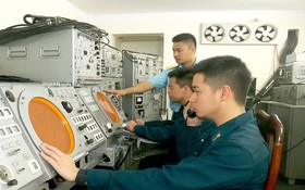 Lính canh trời đón Tết giữa trùng khơi