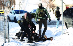 Cuộc chiến nhập cư ở Mỹ: Đá lạnh và nòng súng nóng