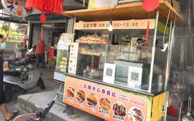 'Ăn cơm, đi tắm, mẹ'