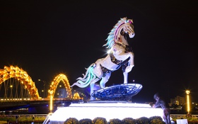 Linh vật ngựa Đà Nẵng lên đèn, du khách trầm trồ khen quá đẹp