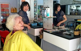 Mạ tôi làm tóc đón Tết