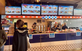 Đồ ăn ở sân bay đắt đỏ, bình thường hay 'chặt chém'?