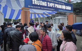 Phụ huynh Hà Nội xếp hàng trong đêm nộp hồ sơ vào lớp 10: Trường phải dừng, trả lại phí ghi danh