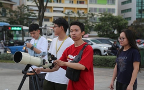 Đông đảo bạn trẻ đổ về bến Bạch Đằng ngắm nguyệt thực toàn phần