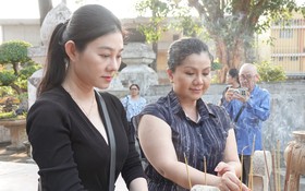 Tú Sương, Quế Trân, Võ Minh Lâm thắp nhang ở lăng Lê Văn Duyệt, xin phép làm vở cải lương về ông