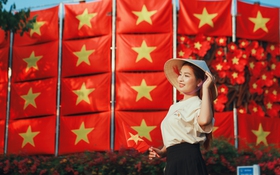 Giới trẻ Đà Nẵng nô nức diện áo dài, duyên dáng chụp ảnh chào mừng lễ 30-4