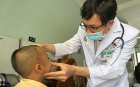 Bé trai 4 tuổi bị viên bi sắt găm vào hố sọ do nghịch ná bắn chim