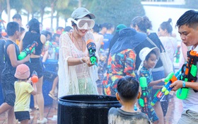 Đến biển Đà Nẵng, du khách vui 'quên lối về' khi tham gia đại chiến súng nước
