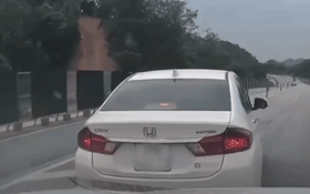 Quay đầu xe trên cao tốc 2 làn, tài xế giải thích 'do có người đi cấp cứu'