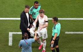 Video: Hài hước cảnh cầu thủ rách áo, phải ra thay giữa chừng ở World Cup 2026