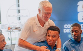 Ai ngồi kế 'ông chủ' Mbappe trên bàn ăn chung tuyển Pháp?