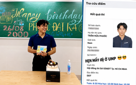 Thầy giáo 2K thi tốt nghiệp THPT cùng học trò, bao điểm mà gây bão?