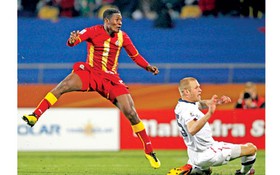 Asamoah Gyan cứu niềm tự hào châu Phi