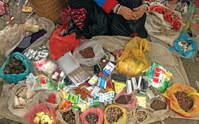 Chợ vùng cao bán thuốc