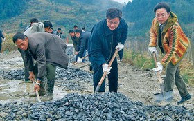Trùng Khánh đưa cán bộ về quê