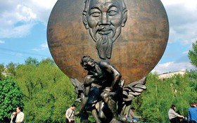 Bên tượng đài Hồ Chí Minh ở Matxcơva