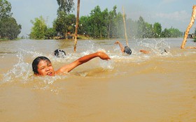Học bơi trong vùng lũ