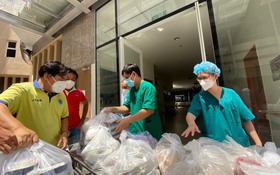 Ly tán giữa vàng son