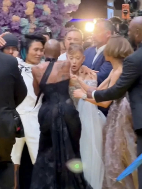 Chân dung fan cuồng 'tấn công' Ariana Grande trên thảm đỏ