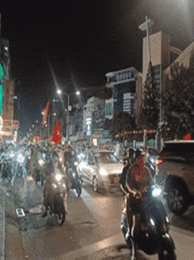 CĐV 'đi bão' sau chiến thắng của tuyển Việt Nam, cần lưu ý một điều