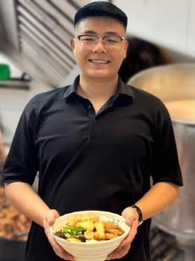 Bỏ nghề kỹ sư, chàng trai bán mì tôm kiếm sống