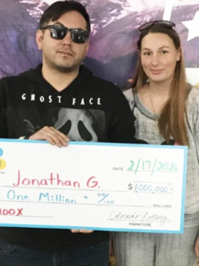 Mua vé số 'xả xui', người đàn ông bất ngờ trúng 1 triệu USD