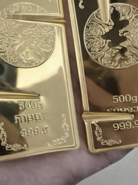 Cả gia đình lục tung 10 tấn rác suốt đêm để tìm túi vàng 1kg