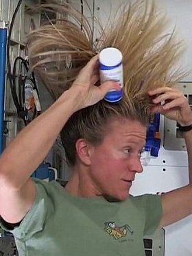 Nữ phi hành gia gội đầu thế nào khi bay vào không gian?