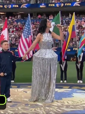 Katy Perry hóa thân thành 'đèn chùm màu bạc' gây bão World Cup 2026