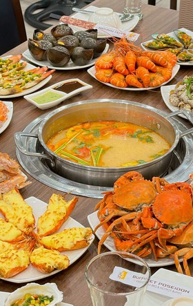 Phải mổ lấy ra 1,5kg thức ăn sau 2 tiếng 'chén' buffet