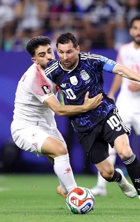Bị loại khỏi World Cup, cầu thủ Jordan rủ nhau 'check-in' với Messi