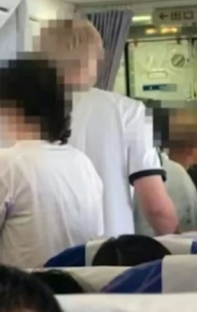 Hơn 100 hành khách bị 'Tào Tháo rượt' vào hai toilet trên máy bay?