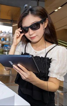 YouTuber dùng kính AI làm bài thi đại học 18 phút được 96 điểm