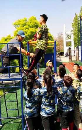 'Xỉu ngang' khi nhân viên quán trà sữa được đào tạo kiểu... quân đội