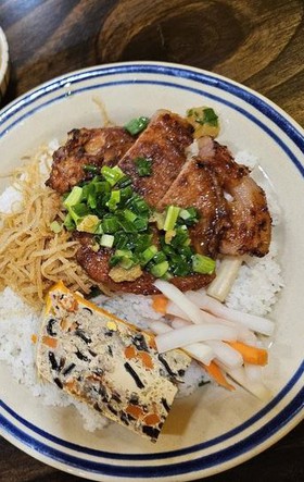 Rưới mỡ hành lên cơm tấm hay miếng sườn?