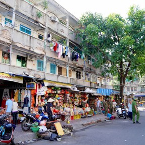 Xây lại chung cư cũ, quyền lợi bồi thường và tái định cư của cư dân ra sao?
