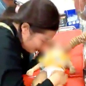Bé gái 10 tháng tuổi chết nghi sau khi tiêm thuốc ở bệnh viện, lãnh đạo Sở Y tế Khánh Hòa nói gì? 