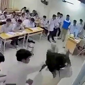 Khởi tố, tạm giam nam sinh lớp 12 đấm cô giáo gãy xương mũi ở Hà Nội