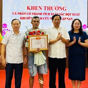 Khen thưởng người đàn ông cứu hai mẹ con nhảy cầu và học sinh cứu người đuối nước ở Nghệ An