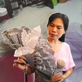 Chia sẻ của người phụ nữ chế tác những chiếc quạt xương lá tinh xảo, vươn tầm thế giới