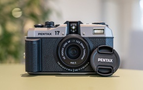 Pentax 17: Máy ảnh phim chia đôi khung hình của Ricoh