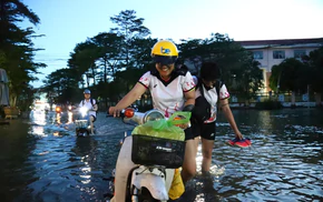 Triều cường gây ngập sâu, trường học giăng dây cảnh báo, người dân dắt xe lội nước về nhà