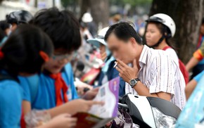 Hút thuốc lá khi dừng đèn đỏ, thói quen khó bỏ?