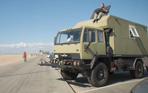 Nhà di động từ xe quân sự đủ sức băng qua 6 châu, 'nhét được cả một căn hộ', đi 1.600km khi đầy bình