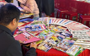 Ấn phẩm Khăn Quàng Đỏ, Mực Tím xuất hiện trên Xe thư viện lưu động ở Cao Bằng